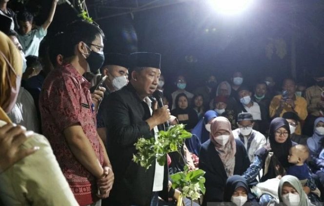 					Wakil Walikota Bandung Yana Mulyana saat menghadiri prosesi pemakaman Wali Kota Bandung periode 2018-2023, Oded M Danial. (ANTARA/HO-Humas Pemkot Bandung)