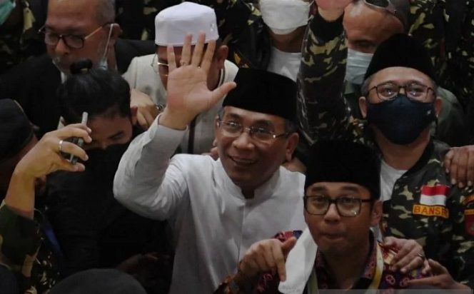 					Ketua Umum PBNU terpilih Yahya Cholil Staquf (tengah) melambaikan tangan usai pemilihan Ketua Umum PBNU pada Muktamar Ke-34 Nahdlatul Ulama (NU), di Universitas Lampung, Lampung, Jumat (24/12/2021). ANTARA FOTO/Hafidz Mubarak A/foc.