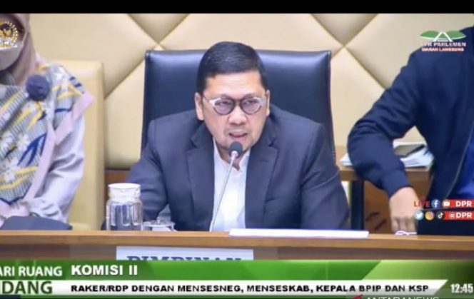 					Tangkapan layar - Ketua Komisi II DPR RI Ahmad Doli Kurnia dalam Rapat Kerja/Rapat Dengar Pendapat Komisi II DPR dengan Mensesneg, Menseskab, Kepala BPIP, dan Kepala KSP yang disiarkan secara langsung di kanal YouTube Komisi II DPR RI Channel, Senin. (20/9/2021) (ANTARA/Putu Indah Savitri/pri.)