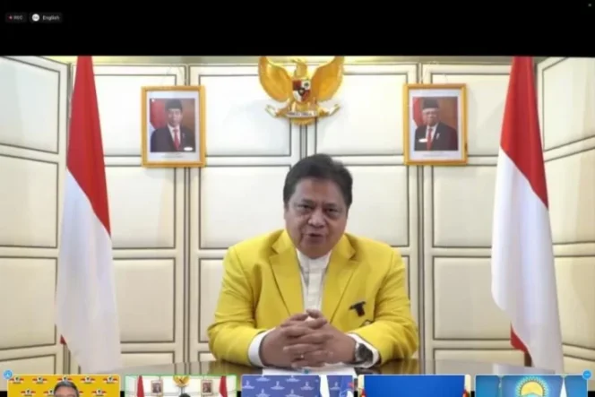 					Ketua Umum DPP Partai Golkar Airlangga Hartarto saat mengikuti Konferensi virtual antarpartai Internasional dengan tema 