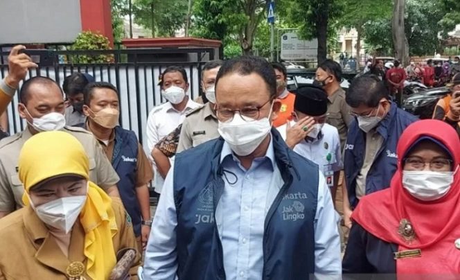 					Gubernur DKI Jakarta Anies Baswedan meninjau pelaksanaan vaksinasi COVID-19 untuk anak usia 6-11 tahun di SDN Cempaka Putih Timur 03, Jakarta Pusat, Selasa (14/12/2021). ANTARA/Mentari Dwi Gayati