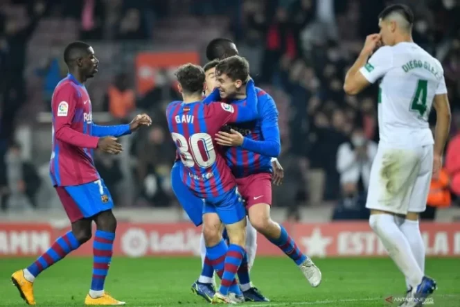 					Pemain Barcelona merayakan gol kemenangan Nico Gonzalez (kedua kanan) dalam pertandingan Liga Spanyol lawan Elche pada 19 Desember 2021. ANTARA/AFP/PAU BARRENA