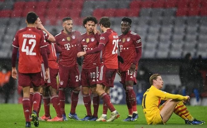 					Gelandng Barcelona Frenkie de Jong (kanan) terduduk kecewa sementara para pemain Bayern Muenchen menyelamati Leroy Sane (tengah) yang mencetak gol dalam laga pemungkas Grup E Liga Champions di Stadion Allianz Arena, Muenchen, Jerman, Rabu (8/12/2021) waktu setempat. (ANTARA/REUTERS/Andreas Gebert)