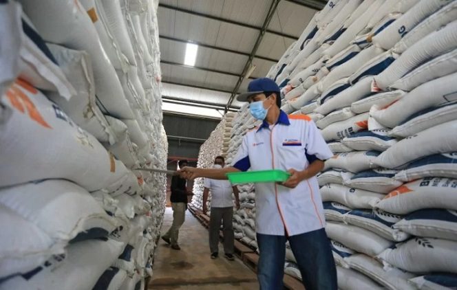 					Pekerja memeriksa stok beras di gudang Bulog Sub divre Indramayu, Jawa Barat, Kamis (9/12/2021). ANTARA FOTO/Dedhez Anggara/rwa.