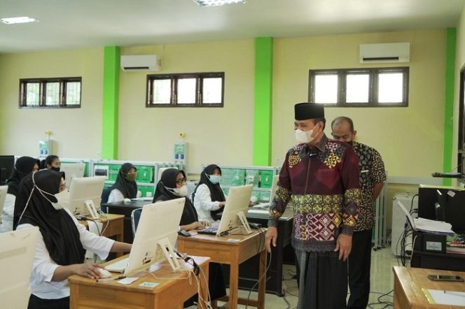 					Bupati Luwu Dr H Basmin Mattayang memantau seleksi penerimaan PPPK Guru 2021 tahap kedua di SMKN 2 Luwu, Kelurahan Tampumia Radda, Kecamatan Belopa, Jumat (10/12/2021).