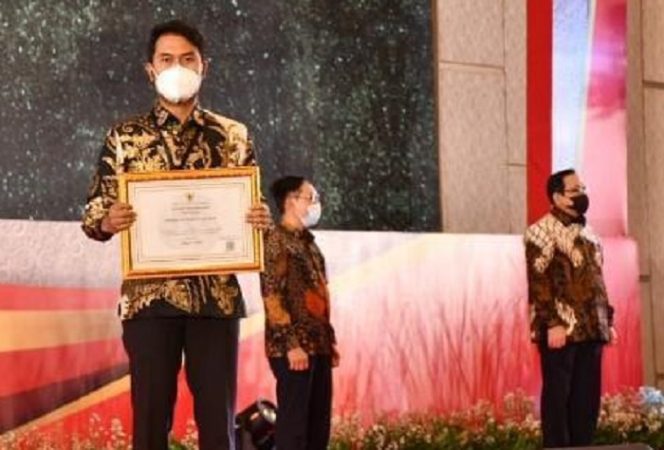 					Bupati Sinjai Andi Seto Gadhista Asapa menerima Anugerah Meritokrasi dari Komisi Aparatur Sipil Negara (KASN) yang diserahkan oleh Ketua KASN Prof Agus Pramusinto di The Westin Grand Ballroom, Kota Surabaya, Jawa Timur, Selasa (7/12/2021).