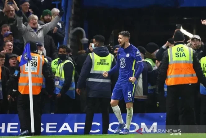 					Gelandang Chelsea Jorginho melakukan selebrasi seusai mengkonversi tendangan penalti keduanya demi mengunci kemenangan dramatis atas Leeds United dalam laga lanjutan Liga Inggris di Stadion Stamford Bridge, London, Inggris, Sabtu (11/12/2021). (ANTARA/REUTERS/David Klein)