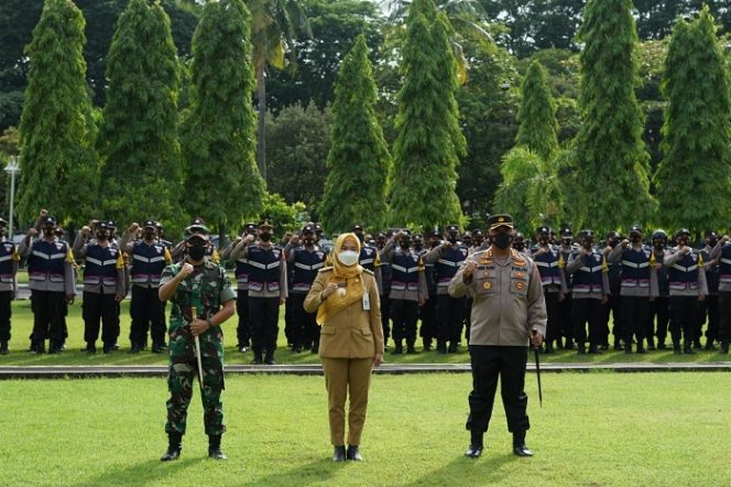 					Upacara apel gelar pasukan yang dihadiri Bupati Demak Eisti'anah, Kapolres Demak AKBP Budi Adhy Buono dan Dandim 0716/Demak Letkol Czi Pribadi Setyo Pratomo, Senin (13/12/2021).