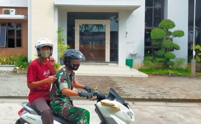 					Babinsa Koramil 01/Kota Kodim 0716/Demak saat mengantar seorang warga menuju lokasi vaksinasi di Klinik Kartika Kodim 0716/Demak, Rabu (15/12/2021).