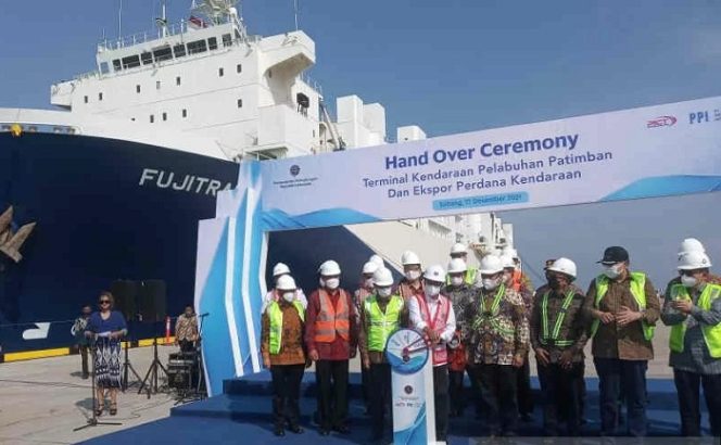 					Menhub Budi Karya Sumadi (tengah) saat melepas ekspor perdana kendaraan di PT Pelabuhan Patimban Internasional (PPI) Subang, Jawa Barat, Jumat (17/12/2021). (ANTARA/Khaerul Izan)