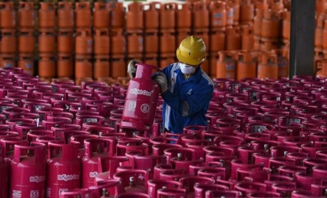 					Ilustrasi - Pekerja mendistribusikan elpiji untuk masyarakat. ANTARA/HO-Pertamina.