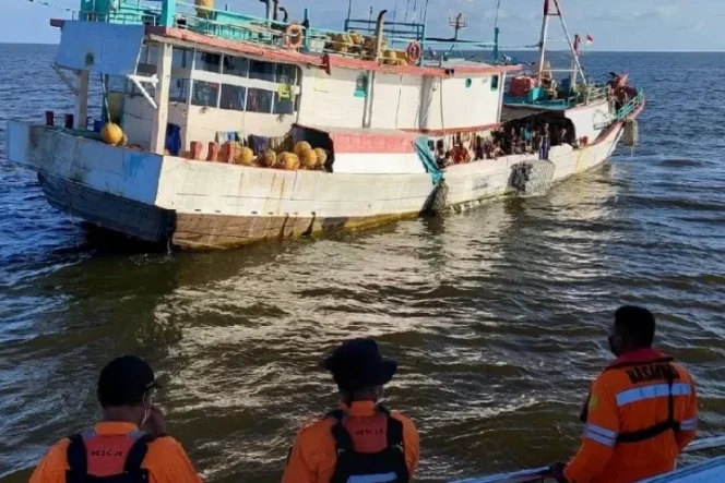 					Evakuasi enam ABK KM Kalimas 4 dari kapal penangkap tuna ke kapal Basarnas, Kamis (16/12). ANTARA/HO-Polres Asmat