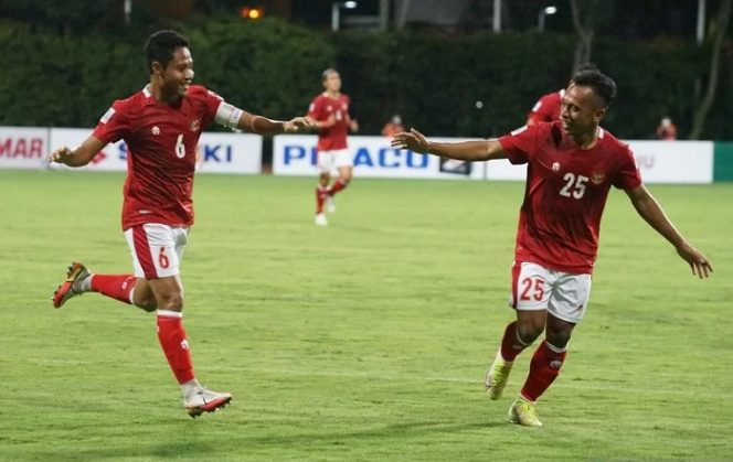 					Pesepak bola Timnas Indonesia Evan Dimas (kiri) dan Irfan Jaya (kanan) berselebrasi usai menjebol gawang Kamboja dalam pertandingan grup B Piala AFF 2020 di Stadion Bishan, Singapura, Kamis (9/12/21). ANTARA FOTO/Humas PSSI/app/rwa.