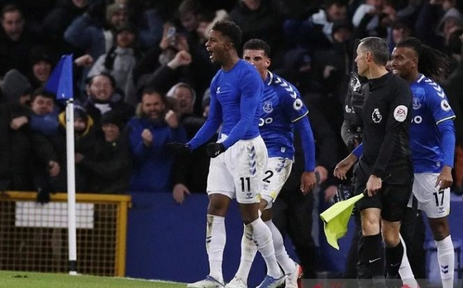 					Penyerang Everton Demarai Gray (kiri) melakukan selebrasi seusai mencetak gol pembalik keadaan atas Arsenal dalam laga lanjutan Liga Inggris, di Stadion Goodison Park, Liverpool, Inggris, Senin (6/12/2021) waktu setempat. ANTARA/REUTERS/Phil Noble