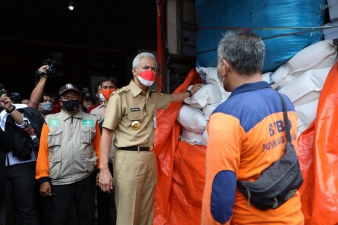 					Gubernur Jateng Ganjar Pranowo melepas bantuan logistik dan juga relawan ke Kabupaten Lumajang, Jawa Timur, guna membantu masyarakat terdampak erupsi Gunung Semeru, Senin (6/12/2021). 