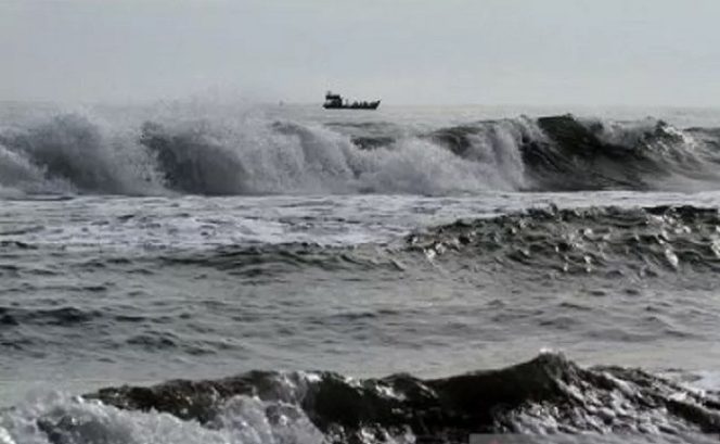 					Ilustrasi - Kapal nelayan saat gelombang tinggi di perairan laut Selat Malaka di kawasan pantai Lhokseumawe, Provinsi Aceh. (ANTARA/Rahmad)