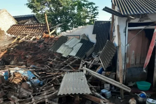 					Rumah rusak akibat gempa di Kabupaten Jember pada Kamis (16/12/2021) pagi. (ANTARA/HO-BPBD Jember)