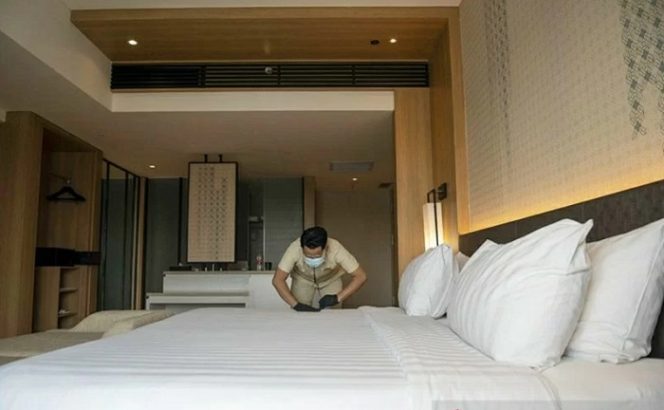 					Ilustrasi - Karyawan merapikan kamar di Hotel Santika Premiere Palembang, Sumatera Selatan. ANTARA FOTO/Nova Wahyudi/aww/pri.