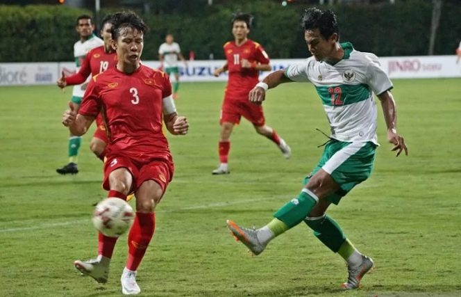 					Pesepak bola Timnas Indonesia Pratama Arhan (kanan) berebut bola dengan pesepak bola Timnas Vietnam Que Ngoc Hai (kiri) dalam pertandingan grup B Piala AFF 2020 di Stadion Bishan, Singapura, Rabu (15/12/2021). . ANTARA FOTO/Humas PSSI/app/hp. (ANTARA FOTO/HUMAS PSSI)