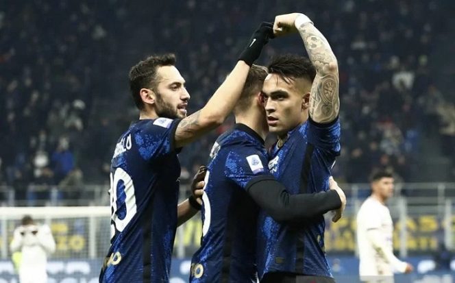 					Penyerang Inter Milan Lautaro Martinez (kanan) melakukan selebrasi bersama rekan-rekannya seusai mencetak gol ke gawang Cagliari dalam laga lanjutan Liga Italia di Stadion Giuseppe Meazza, Milan, Italia, Minggu (12/12/2021) waktu setempat. (ANTARA/REUTERS/Alessandro Garofalo)