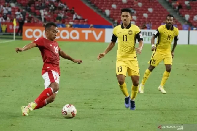 					Pesepak bola Timnas Indonesia Irfan Jaya (kiri) berusaha melewati pesepak bola Timnas Malaysia Arif Aiman (tengah) dalam pertandingan grup B Piala AFF 2020 di National Stadium, Singapura, Minggu (19/12/2021). ANTARA FOTO/Humas PSSI/app/aww.