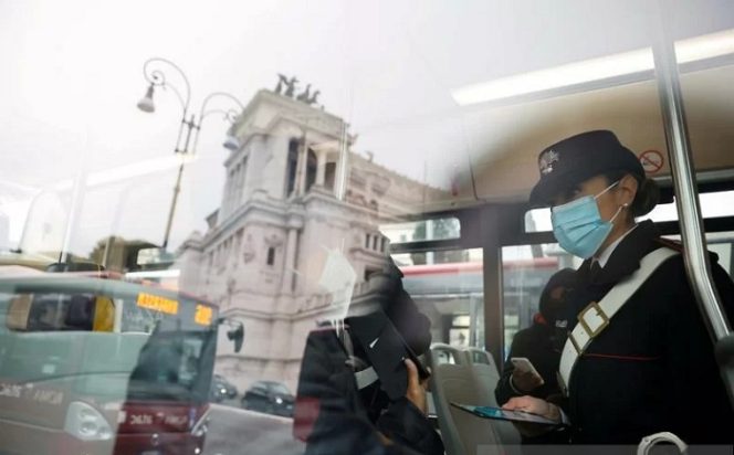 					Arsip - Penumpang menunjukkan Green Pass, kartu kesehatan COVID-19, saat hendak menaiki sebuah bus setelah pemerintah memberlakukan akses terbatas bagi yang belum divaksin di ruangan tertutup di Roma, Italia, 6 Desember 2021. Gambar diambil dari luar bus. (ANTARA/Reuters/Yara Nardi/aww/sa)