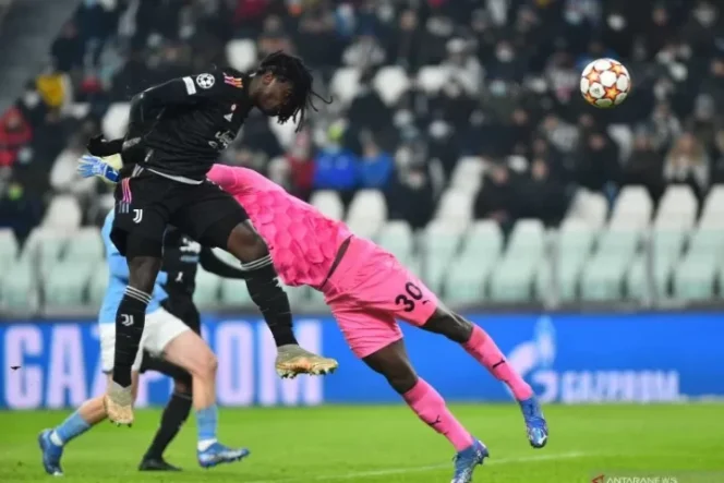 					Moise Kean menyundul bola sesaat sebelum mencetak gol untuk Juventus dalam pertandingan Grup H Liga Champions pada 9 Desember 2021. ANTARA/REUTERS/MASSIMO PINCA