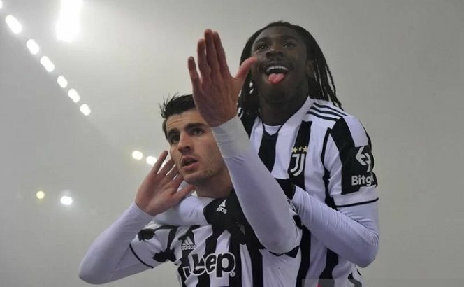 					Penyerang Juventus Alvaro Morata (kiri) melakukan selebrasi bersama Moise Kean selepas mencetak gol ke gawang Bologna dalam laga lanjutan Liga Italia di Stadion Renato Dall'Ara, Bologna, Italia, Sabtu (18/12/2021) waktu setempat. (ANTARA/REUTERS/Jennifer Lorenzini)