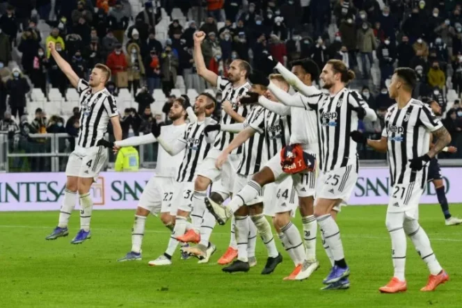 					Para pemain Juventus merayakan kemenangan timnya bersama para penggemar dalam laga Serie A Italia antara Juventus dan Genoa di Allianz Stadium, Turin, Italia, 5 Desember 2021. (REUTERS/MASSIMO PINCA)