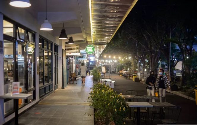 					Pengunjung beraktivitas di kawasan Mbloc Space, Jakarta, Selasa (31/8/2021). ANTARA FOTO/Fauzan/foc.