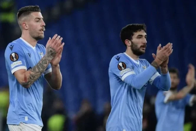 					Foto arsip - Pemain Lazio Sergej Milinkovic-Savic dan Danilo Cataldi ketika dalam pertandingan Liga Europa melawan Galatasaray di Stadio Olimpico di Roma.pada 9 Desember 2021. (AFP/FILIPPO MONTEFORTE)
