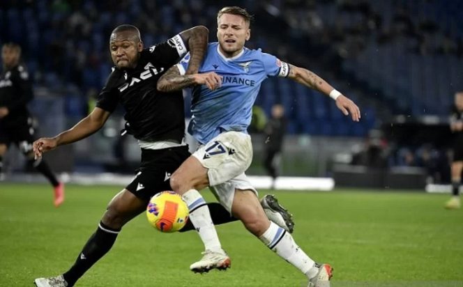 					Penyerang Lazio Ciro Immobile (kanan) berebut bola dengan bek Udinese Samir dalam laga lanjutan Liga Italia di Stadion Olimpico, Roma, Italia, Kamis (2/12/2021) waktu setempat. (ANTARA/REUTERS/SIPA USA/Antonietta Baldassarre)