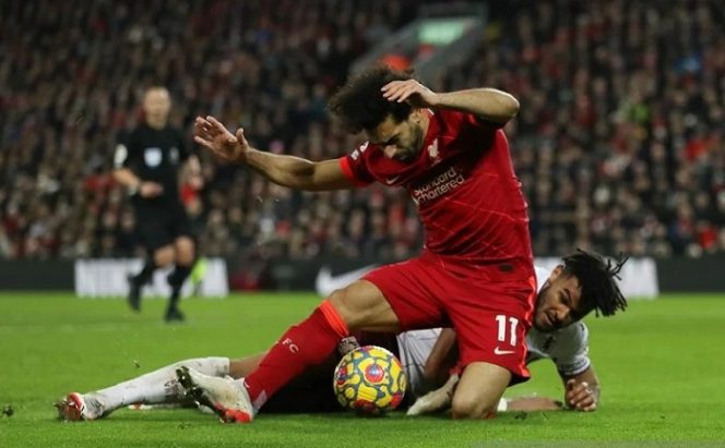 					Penyerang Liverpool Mohamed Salah (depan) dijatuhkan kapten Aston Villa Tyrone Mings untuk memenangi tendangan penalti yang kemudian ia sukses konversi dalam laga lanjutan Liga Inggris di Stadion Anfield, Liverpool, Inggris, Sabtu (11/12/2021). (ANTARA/REUTERS/Russell Cheyne)