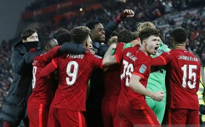 					Para pemain Liverpool merayakan kemenangan adu penalti atas Leicester City dalam laga perempat final Piala Liga Inggris di Stadion Anfield, Liverpool, Inggris, Rabu (22/12/2021) waktu setempat. ANTARA/REUTERS/Craig Brough.