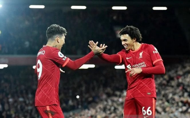 					Bek sayap Liverpool Trent Alexander-Arnold (kanan) melakukan selebrasi bersama Roberto Firmino seusai mencetak gol ke gawang Newcastle United dalam laga lanjutan Liga Inggris di Stadion Anfield, Liverpool, Inggris, Kamis (16/12/2021) waktu setempat. ANTARA/REUTERS/Peter Powell.