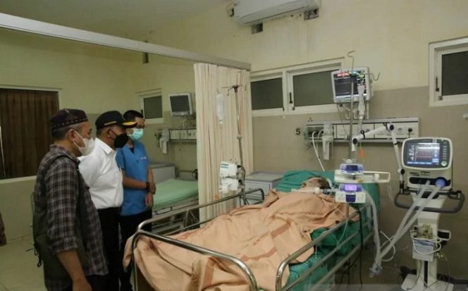 					Menteri Koordinator Bidang Pembangunan Manusia dan Kebudayaan (Menko PMK) Muhadjir Effendy saat meninjau korban erupsi Gunung Semeru di RSUD Pasirian, Lumajang, Jawa Timur, Ahad (5/12/2021). ANTARA/HO-Kemenko PMK/aa.