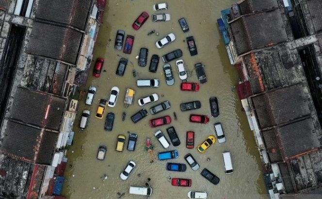 					Sejumlah kendaraan terjebak banjir di Taman Sri Muda, Shah Alam, Selangor, Malaysia, Senin (20/12/2021). ANTARA FOTO/REUTERS/Ebrahim Harris/foc.