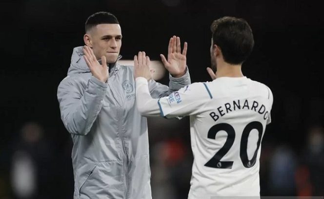 					Gelandang serang Manchester City Bernardo Silva (kanan) melakukan selebrasi bersama Phil Foden seusai mengalahkan Watford dalam laga lanjutan Liga Inggris di Stadion Vicarage Road, Watford, Inggris, Sabtu (4/12/2021) waktu setempat. ANTARA/REUTERS/ACTION IMAGES/Paul Childs.