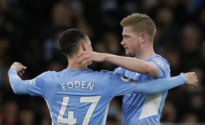 					Gelandang Manchester City Kevin De Bruyne (kanan) melakukan selebrasi bersama Phil Foden seusai mencetak gol keduanya ke gawang Leeds United dalam laga lanjutan Liga Inggris di Stadion Etihad, Manchester, Inggris, Selasa (14/12/2021) waktu setempat. (ANTARA/REUTERS/Phil Noble)