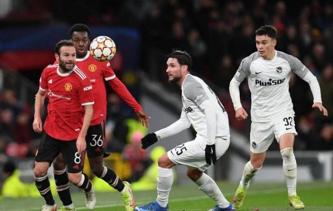 					Pemain Manchester United Juan Mata (kiri) dan pemain Young Boys (kedua kanan) sedang memperebutkan bola dalam pertandingan Grup F Liga Champions pada 9 Desember 2021. ANTARA/AFP/PAUL ELLIS