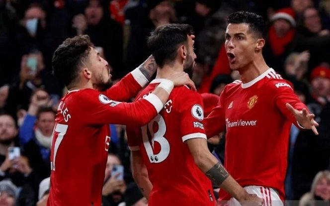 					Penyerang Manchester United Cristiano Ronaldo (kanan) melakukan selebrasi bersama rekan-rekannya setelah sukses mengkonversi tendangan penalti ke gawang Arsenal dalam laga lanjutan Liga Inggris di Stadion Old Trafford, Manchester, Inggris, Kamis (2/12/2021) waktu setempat. (ANTARA/REUTERS/Phil Noble)