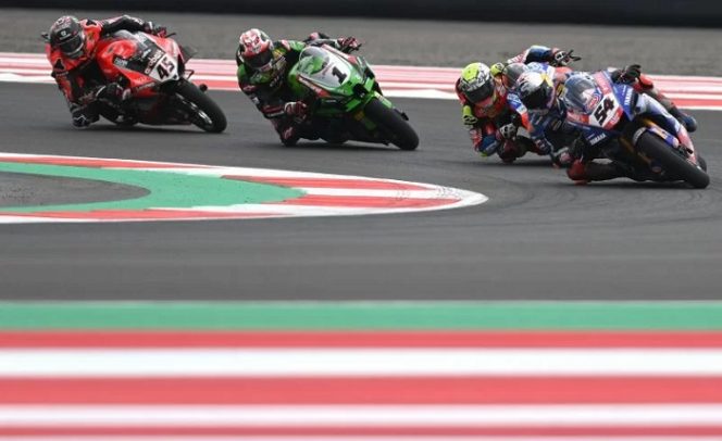 					Arsip Foto - Pembalap tim Pata Yamaha With Brixx WorldSBK Toprak Razgatlioglu (kanan) melaju paling depan saat balapan pertama (race 1) WSBK seri Indonesia 2021di Pertamina Mandalika International Street Circuit, Lombok Tengah, Nusa Tenggara Barat (NTB), Minggu (21/11/2021). ANTARA FOTO/Andika Wahyu/hp.