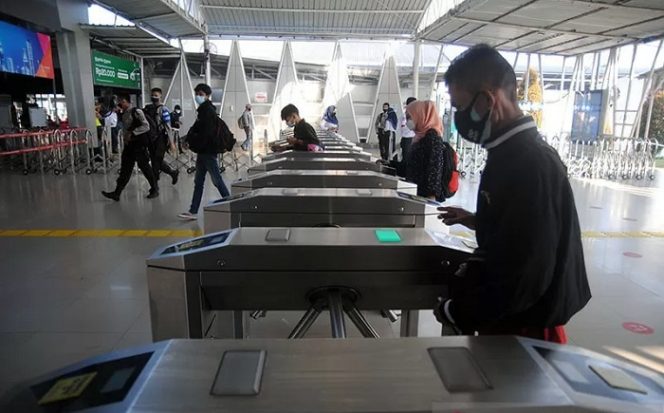 					Ilustrasi - Penumpang KRL Commuterline menggunakan masker ganda dan berjalan di gerbang tiket elektronik Stasiun Bogor, Jawa Barat, Senin (5/7/2021). ANTARA FOTO/Arif Firmansyah/hp/pri.