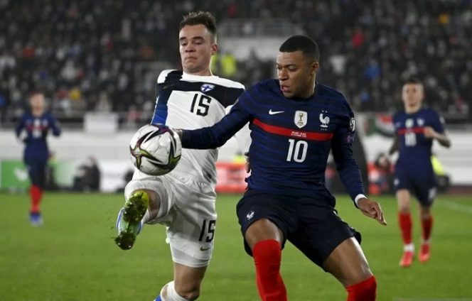 					Arsip - Pesepak bola Finlandia Leo Vaisanen berebut bola dengan pesepak bola Prancis Kylian Mbappe (kanan) dalam laga Kualifikasi Piala Dunia 2022 group D zona Eropa, di Stadion Olimpiade Helsinki, Helsinki, Finlandia, Selasa (16/11/2021). ANTARA FOTO/Reuters-Lehtikuva/hp.