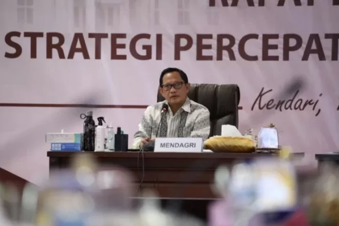 					Mendagri saat Rapat Koordinasi Strategi Percepatan Vaksinasi COVID-19 bersama jajaran Pemerintah Provinsi Sulawesi Tenggara, Sabtu. (Antara/HO-Puspen Kemendagri)