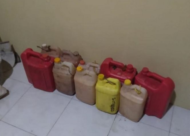 					Barang bukti minuman keras tradisional jenis ballo yang disita polisi.