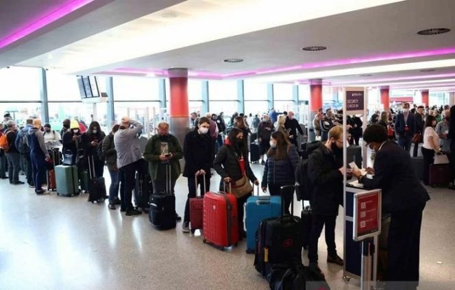 					Para calon penumpang antre di bagian lapor diri Maskapai Penerbangan Virgin Atlantic dan Delta Air yang akan menuju ke Amerika Serikat di Terminal 3, Bandara Internasional Heathrow, London, Inggris, Senin (8/11/2021). Amerika Serikat mengizinkan masuk warga negara asing dari 26 negara yang sudah divaksinasi COVID-19 secara penuh via jalur udara maupun darat mulai 8 November 2021. (ANTARA FOTO/REUTERS/Henry Nicholls/wsj)
