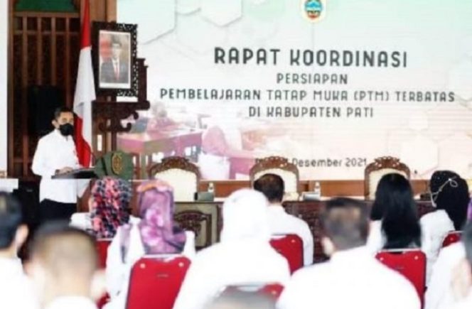 					Bupati Pati Haryanto, saat rapat koordinasi persiapan PTM, di Pendapa Kabupaten Pati, Rabu (8/12/2021).