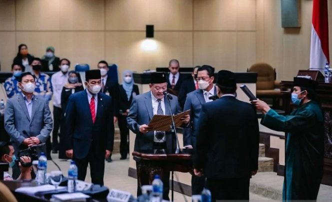 					Ketua DPD RI LaNyalla Mahmud Mattaliti melantik anggota DPD RI Pengganti Antar Waktu (PAW) yaitu Dailami Firdaus, di Kompleks Parlemen, Jakarta, Kamis. (ANTARA/HO-DPD RI)