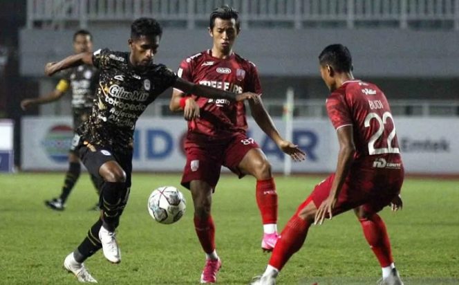 					Pesepak bola Rans Cilegon Alfin Tuasalamony (kiri) dikawal ketat dua pesepak bola Persis Solo saat bertanding pada final Liga 2 di Stadion Pakansari, Cibinong, Kabupaten Bogor, Jawa Barat, Kamis (30/12/2021). ANTARA FOTO/Yulius Satria Wijaya/YU (ANTARA FOTO/YULIUS SATRIA WIJAYA)